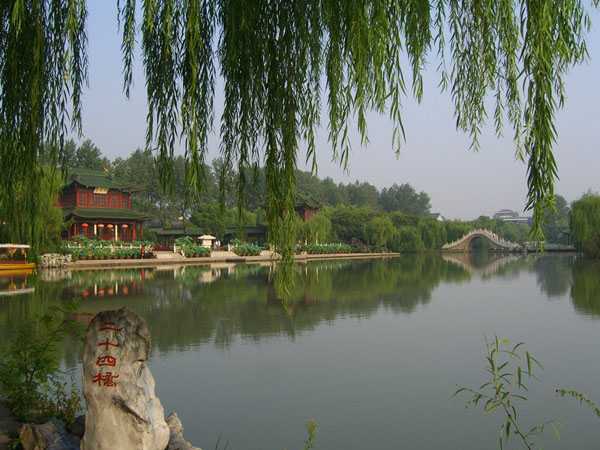 汪文柏《虹桥酒楼》“桥边一小楼, 下有波清浅。”全诗翻译鉴赏 - 古诗文言文 汪文柏《虹桥酒楼》“桥边一小楼, 下有波清浅。”全诗翻译鉴赏 - 古诗文言文